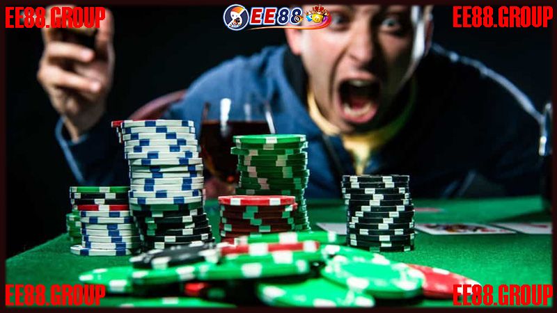 Không được để tiền cược làm lộ bài khi chơi poker online EE88